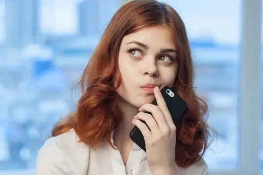 Деловая женщина разговаривает по телефону в офисе с профессионалами