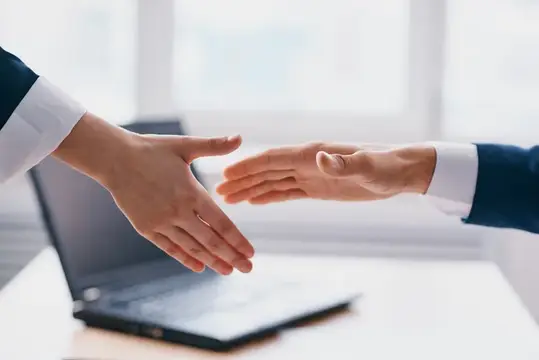 Менеджеры работают в офисе, занимаясь финансами, общением и профессиональной деятельностью