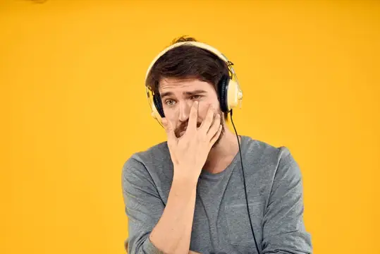Мужчина в наушниках