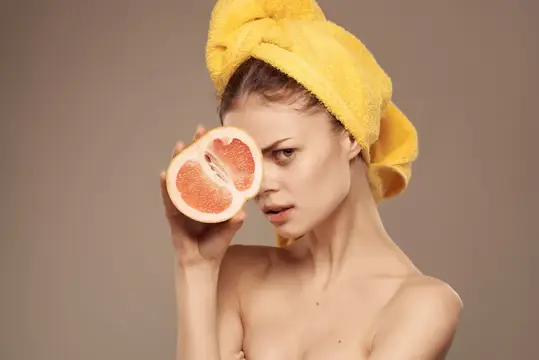 Привлекательная женщина с обнажёнными плечами и чистой кожей на изолированном фоне
