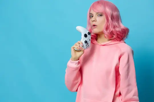 Молодая женщина играет с джойстиком, веселье, стиль жизни, мода