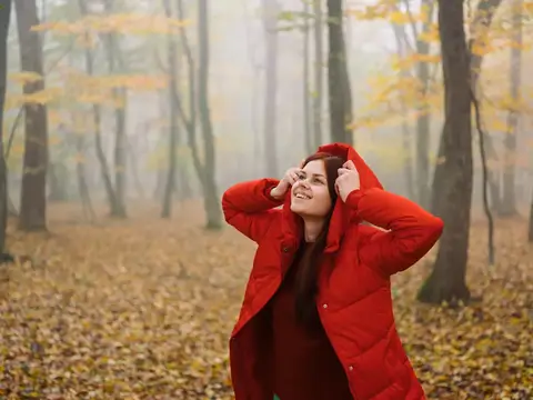 Симпатичная женщина осенью в лесу, туман, прогулка под дождём