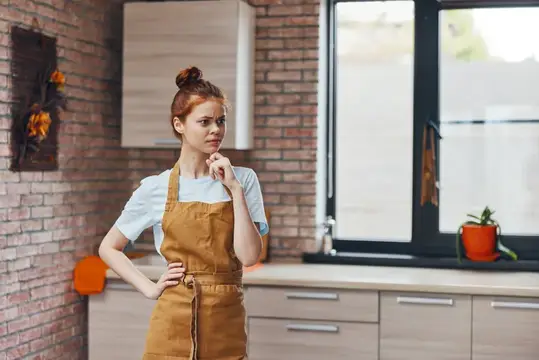 Женщина в квартире на кухне