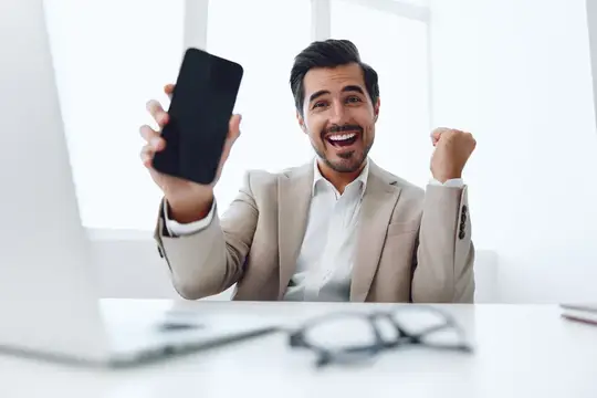 Победитель работает, ведет беседу в деловом офисе
