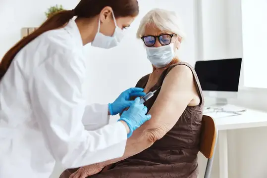 Пациент получает инъекцию шприцем для вакцинации, паспорт вакцинации, защита иммунитета