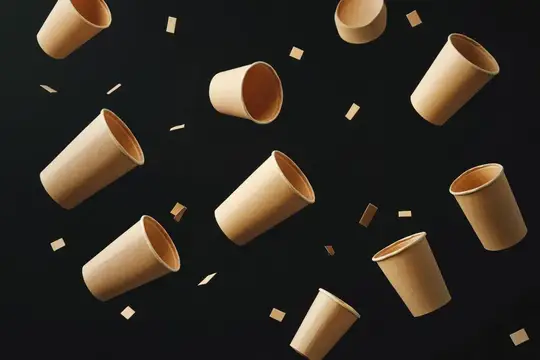 3D-рендер с парящими бумажными стаканчиками на чёрном фоне