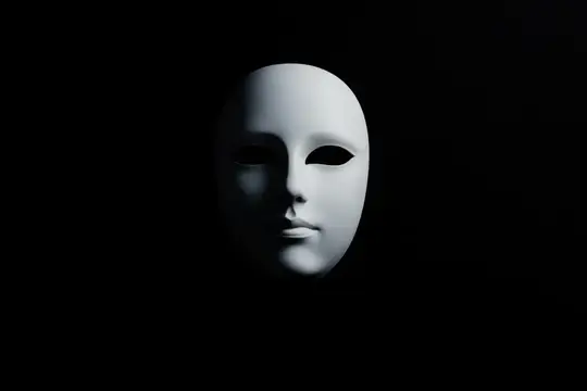 Белая театральная маска с загадочным выражением на чёрном фоне