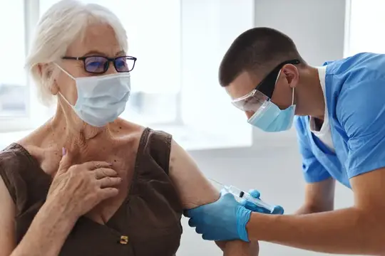Пациент и врач, вакцинный паспорт, защита иммунитета