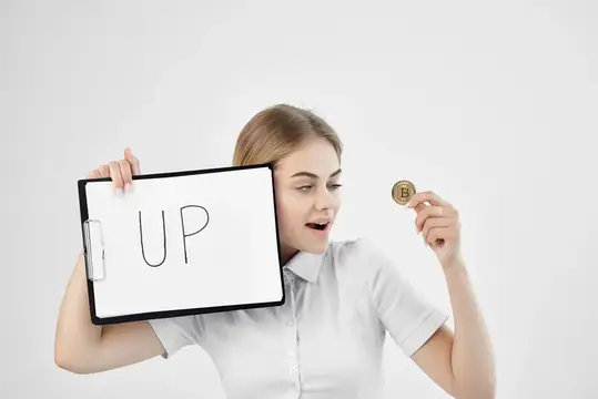 Молодая женщина с планшетом и монетой биткоин на белом фоне