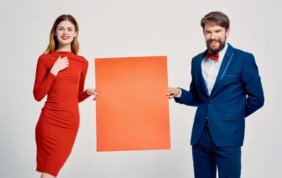 Элегантный мужчина в костюме и женщина в красном платье с маком в руках — постер для рекламы