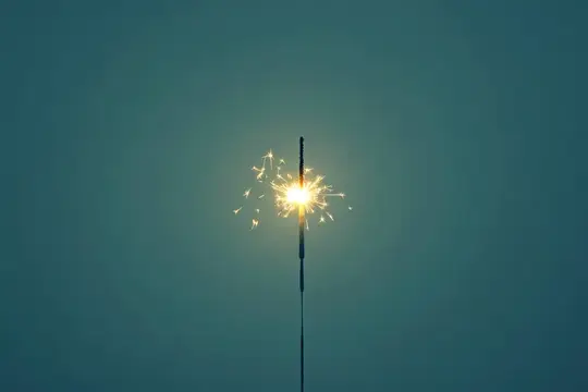 Горящая бенгальская свеча на фоне сумеречного неба