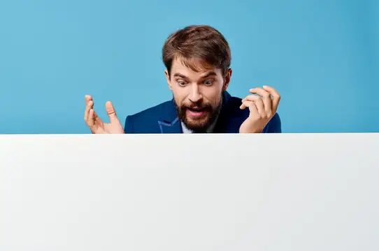 Бородатый мужчина рекламирует белый баннер на презентации на синем фоне