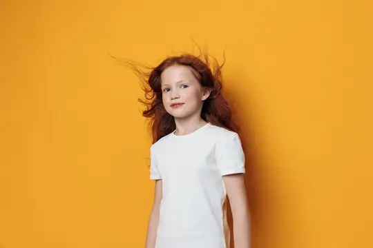 Выразительная женщина с детьми