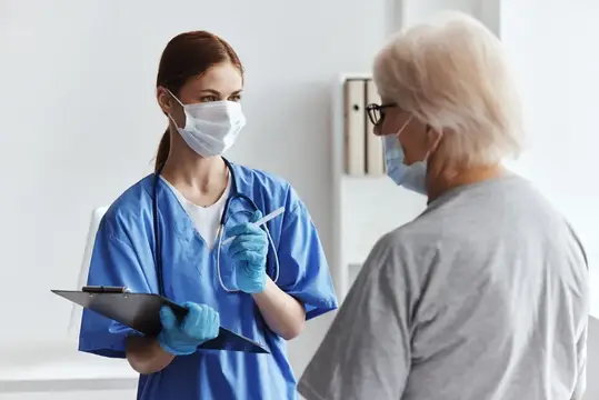 Обсуждение между пациентом и врачом в медицинском кабинете