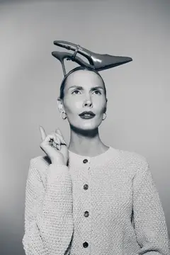 Женщина с туфлей на голове в студийном портрете