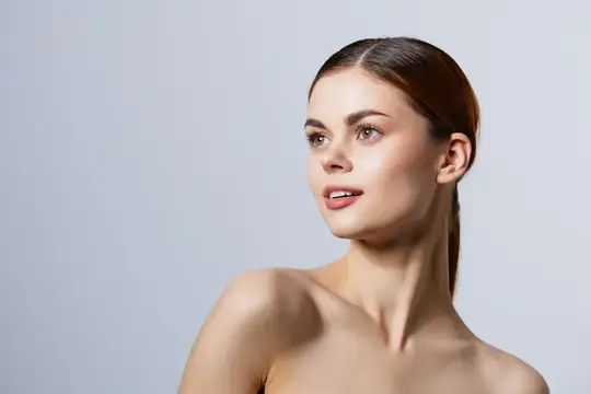 Молодая женщина с рыжими волосами, обнажённые плечи, косметика, уход за кожей, крупный план