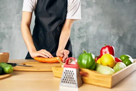 Нарезка овощей, здоровое питание, свежие продукты на кухне