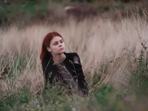 Женщина лежит на траве, отдыхая на природе в поле