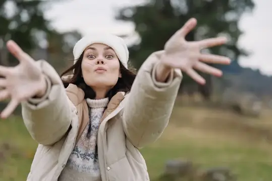 Женщина на улице тянется к камере