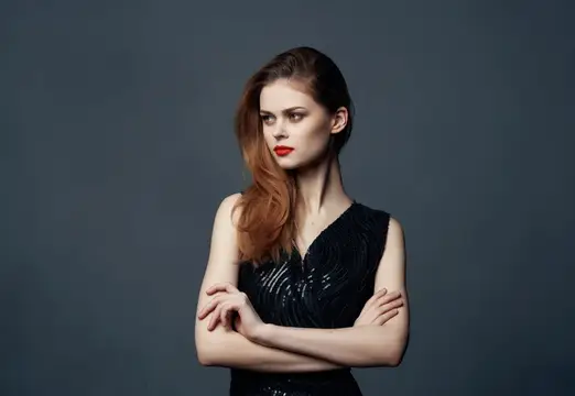 Красивая женщина с красными губами, эмоция, роскошь, студийная модель на тёмном фоне