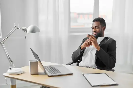 Мужчина, фрилансер, работает в киберпространстве