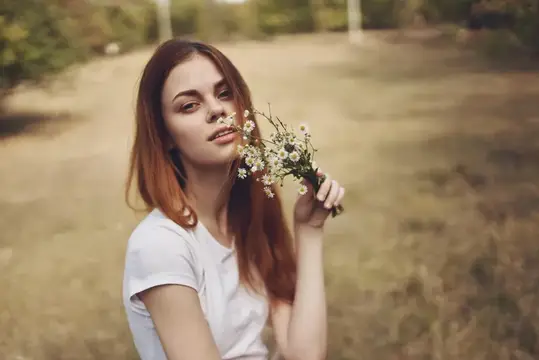 Женщина держит цветы на природе, летний образ жизни