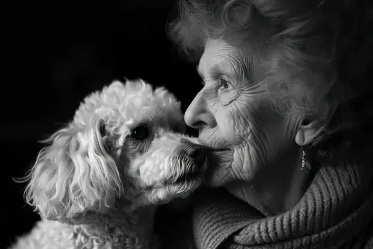 Пожилая женщина с белой пуделихой touching носами на чёрном фоне