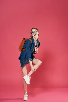 Гламурная женщина в модной одежде, розовый фон