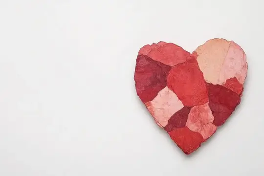 Сердце из кусочков красной и розовой бумаги на белом фоне