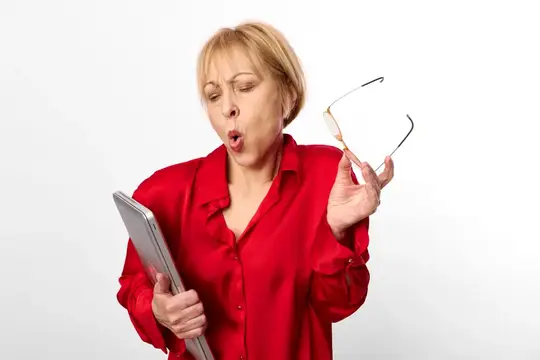Удивлённая блондинка в красной рубашке с планшетом и очками