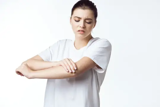 Больная женщина в белой футболке испытывает боль, проблемы со здоровьем и недовольство
