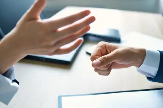 Деловые партнёры обсуждают условия сделки за столом