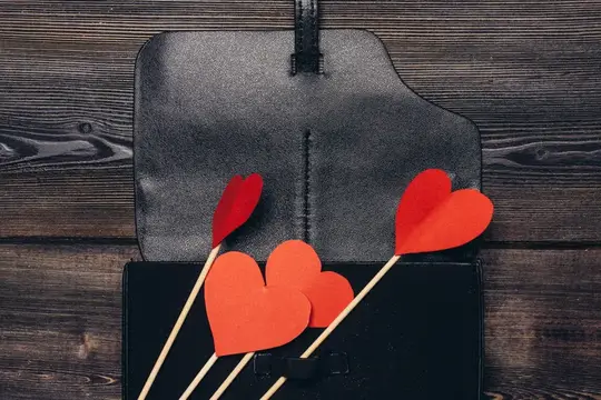Кожаный держатель для визитных карточек с красным сердцем, украшение на деревянном столе