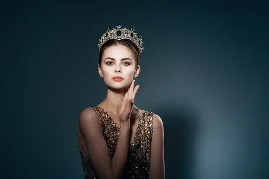 Милая принцесса с короной на голове, украшение, роскошь, тёмный фон