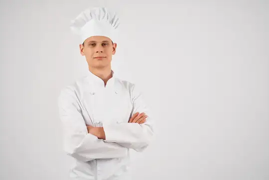 Профессиональный повар-мужчина занимается приготовлением пищи