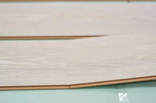 Светлые деревянные доски с тонкими коричневыми краями