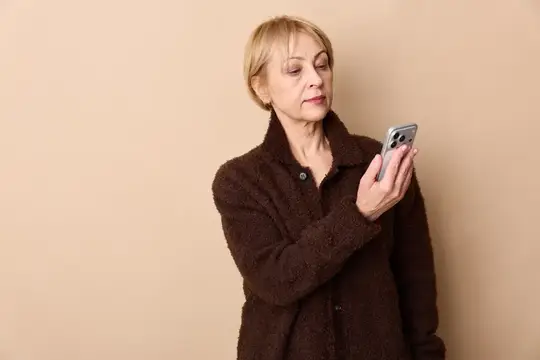 Пожилая женщина в помещении, портрет