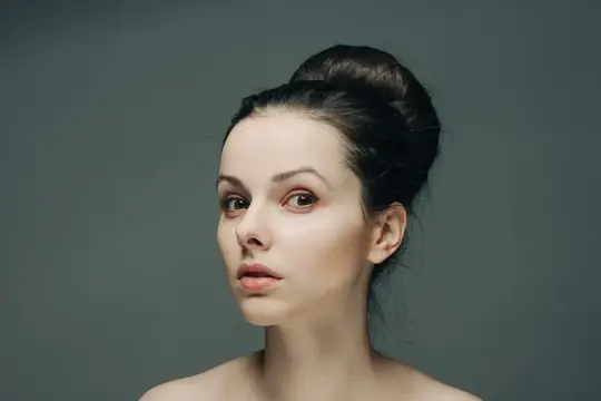 Привлекательная женщина, обнаженные плечи, косметология, модель, чистая кожа