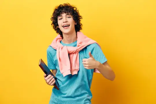 Парень с книгой в розовой куртке, учёба в колледже, образ жизни, школа