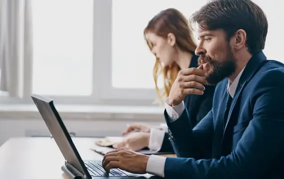 Коллеги по работе за офисным столом, технологии, финансовые профессионалы
