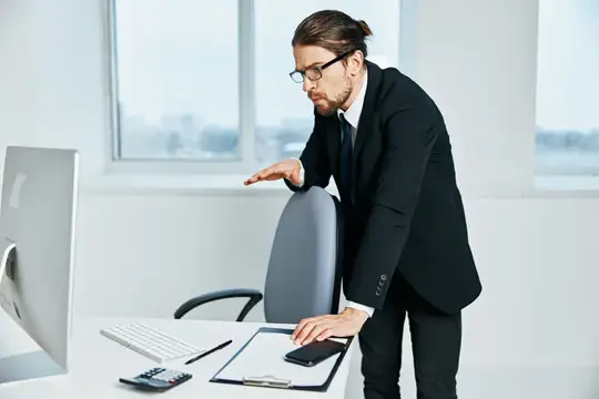 Офисный работник, руководитель, работает за компьютером