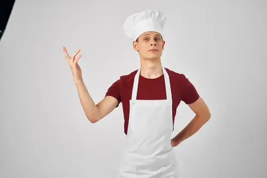 Мужчина в белом фартуке на кухне, профессия ресторанного гурмана