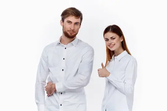 Сотрудники отдела финансов на работе: мужчина и женщина в одинаковых рубашках