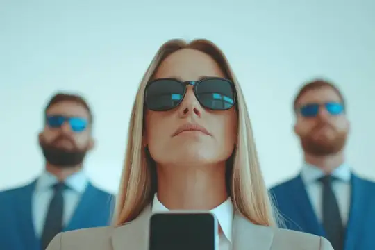 Блондинка в солнцезащитных очках с телефоном на фоне коллег