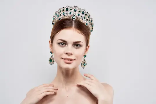 Принцесса с роскошными обнажёнными плечами и косметикой на изолированном фоне
