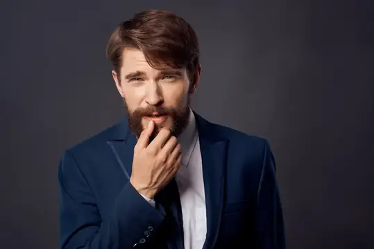Мужчина в деловом костюме в изолированном фоне исполнительного офиса