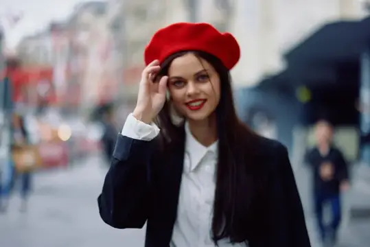 Счастливая женщина прыгает и бежит, следуй за мной, гуляет по городу на фоне офисных зданий