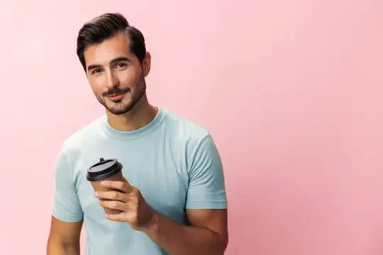 Улыбающийся темноволосый мужчина с кофе на розовом фоне