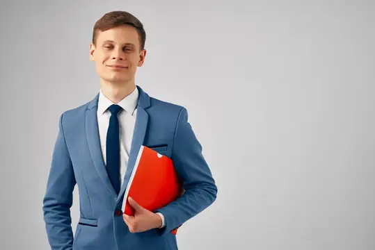 Деловой мужчина в костюме держит в руках папку с документами, работа в офисе