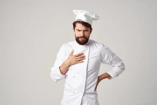 Бородатый мужчина-шеф-повар на кухне, работа, жесты рук, профессиональные эмоции